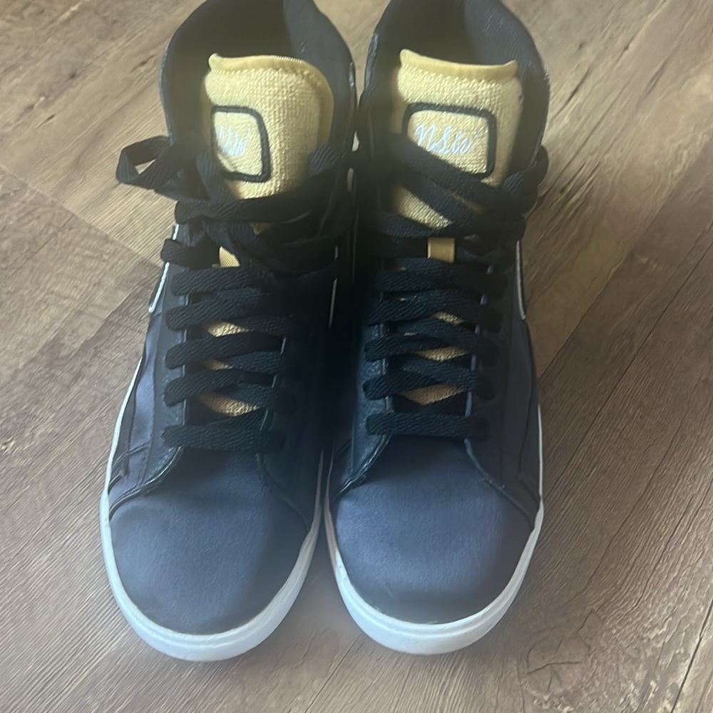 Nike women’s black and gold high tops size 7.5 - Picture 2 of 5